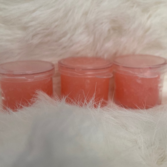 Strawberry kiss lip scrub🍓💋💎 handmade product - Picture 2 of 2